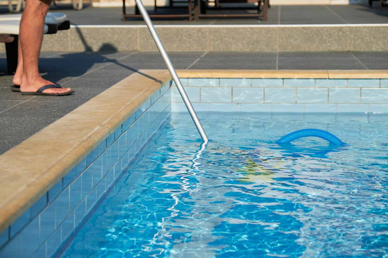 Fortes chaleurs et canicule précoce : l’eau de ma piscine devient trouble que faire ?