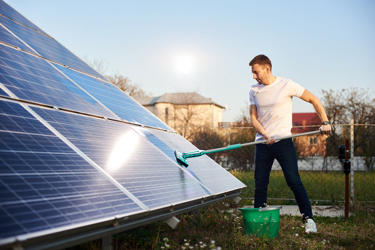 Panneaux solaires : comment les entretenir avant l’hiver ?