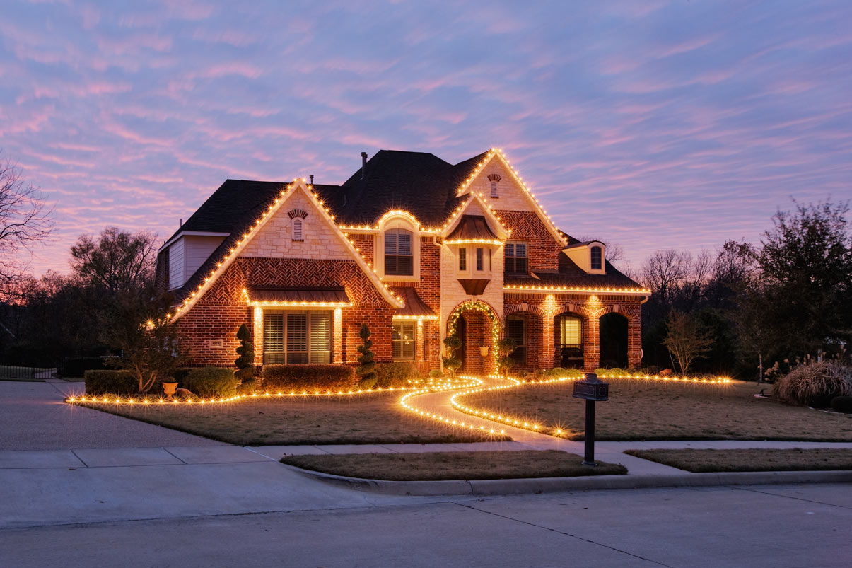 Comment installer des guirlandes lumineuses de Noël et éclairages au jardin  ?