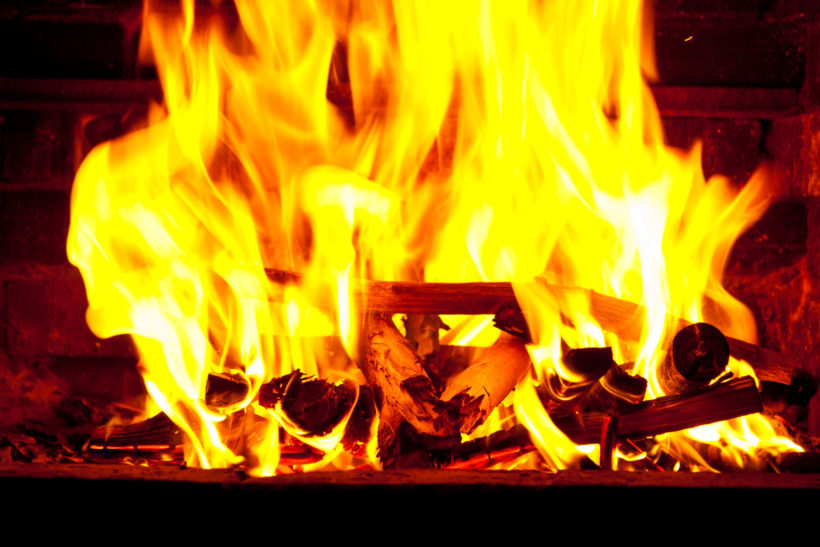Allumage du feu dans poêle à bois insert à bois