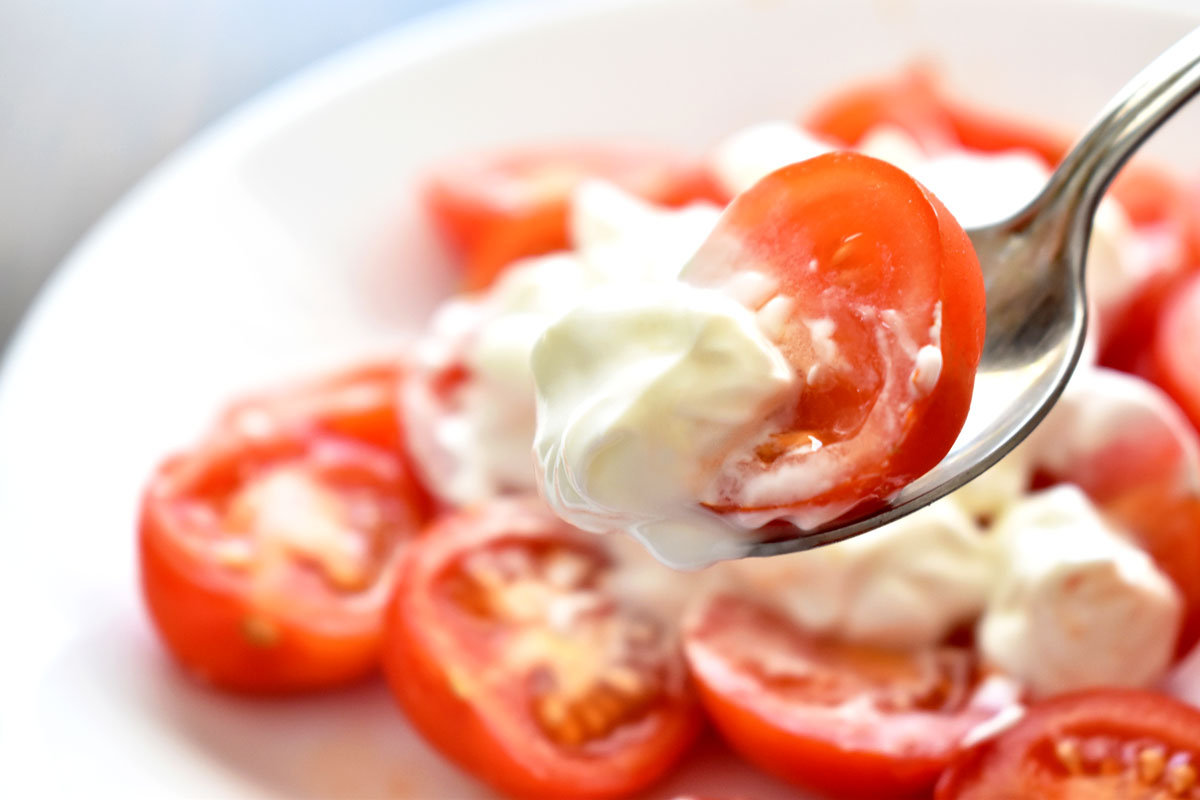 Salade de Tomate : voici pourquoi il faut arrêter d’y mettre du basilic !