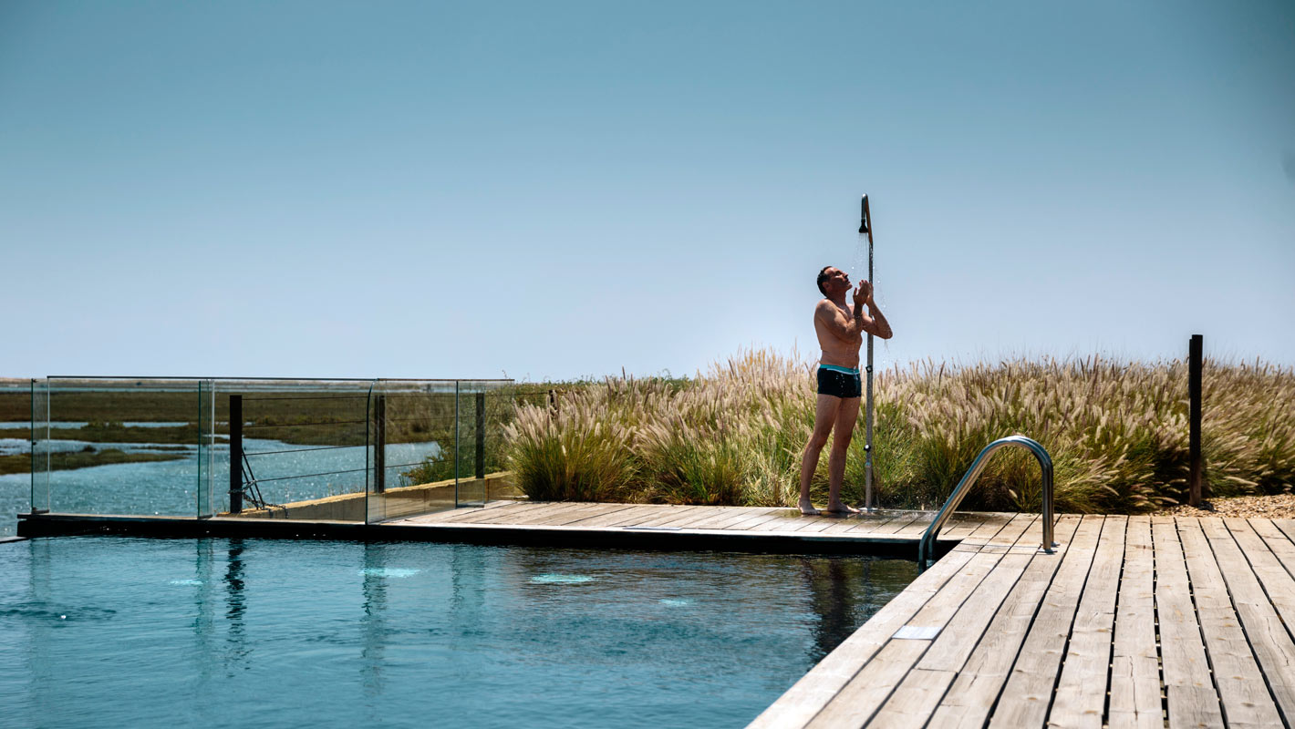 Installer une douche d’extérieure près de votre piscine : 5 idées d’aménagements