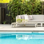 5 projets DIY pour transformer votre espace piscine en oasis de détente avant la rentrée