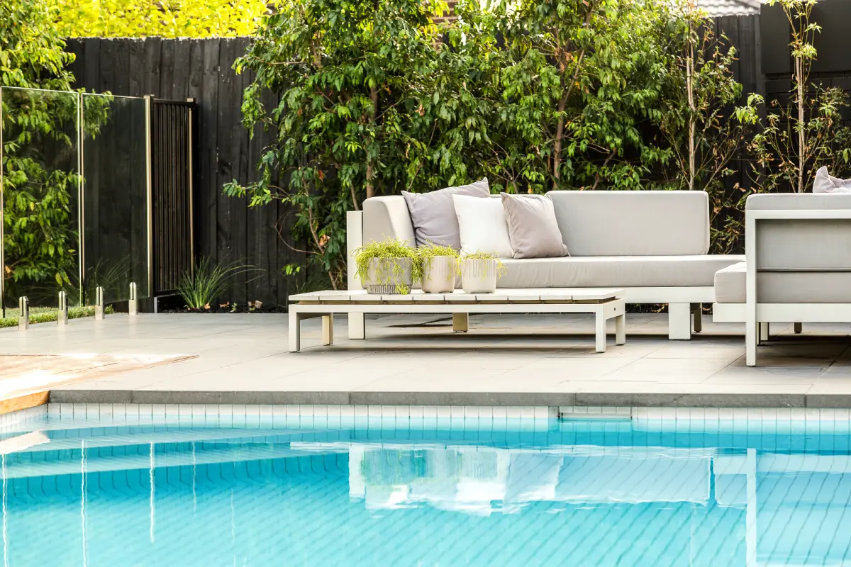 5 projets DIY pour transformer votre espace piscine en oasis de détente avant la rentrée