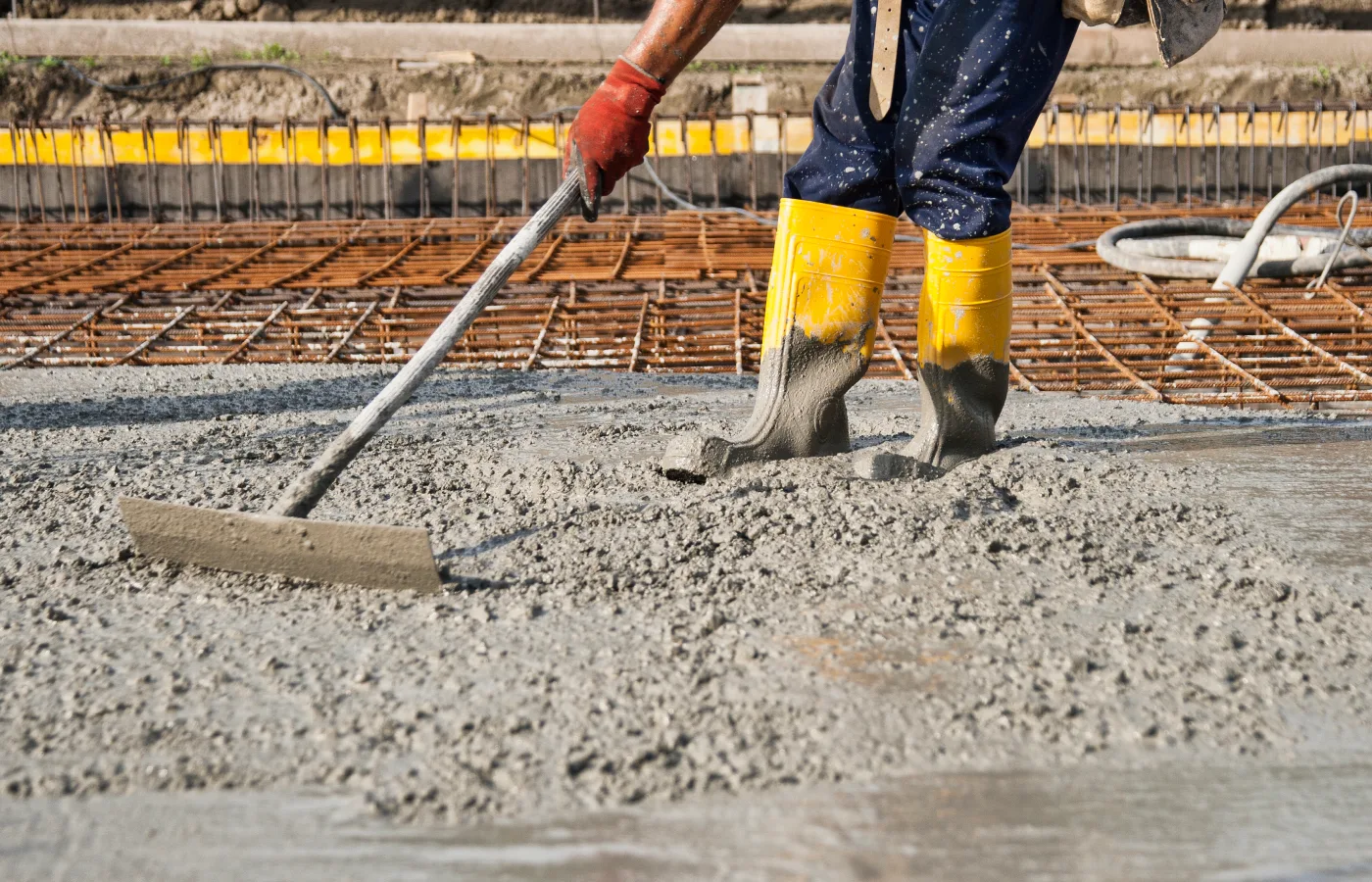 Comment couler une dalle béton pour abri de jardin à moindre coût