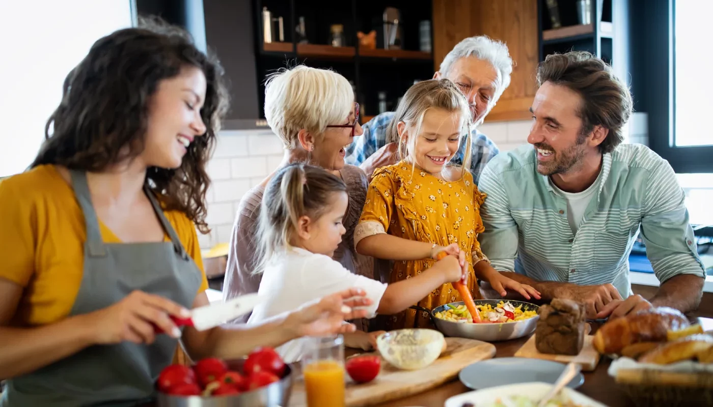 Cuisine en famille : 10 astuces pour impliquer vos enfants et petits-enfants