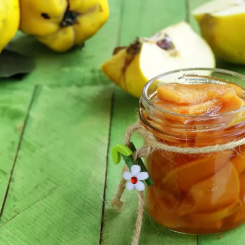 Confiture d'automne aux 3 fruits : raisins, coings et pommes