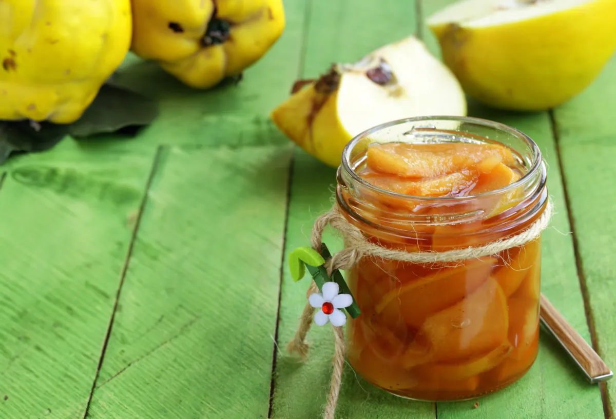 Confiture d'automne aux 3 fruits : raisins, coings et pommes