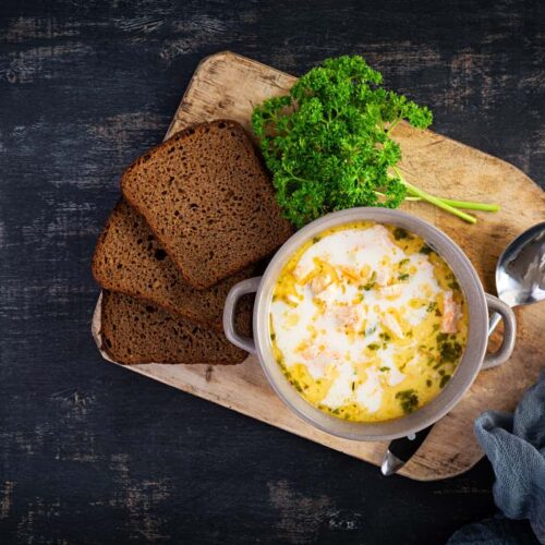 Soupe crémeuse à l'ail rôti du potager - Recette détaillée