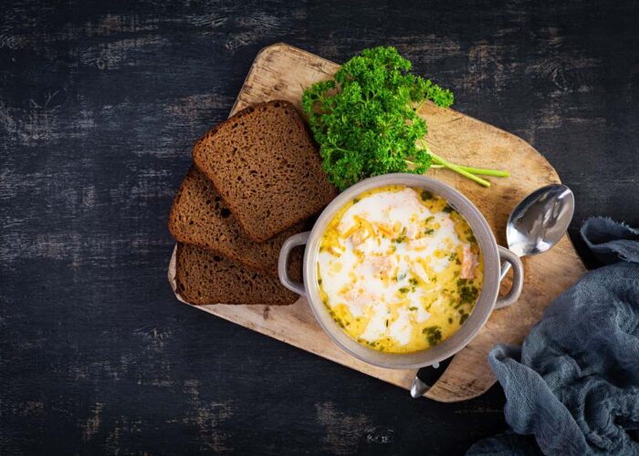 Soupe crémeuse à l’ail rôti du potager – Recette détaillée