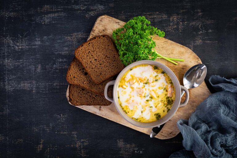 Soupe crémeuse à l'ail rôti du potager - Recette détaillée