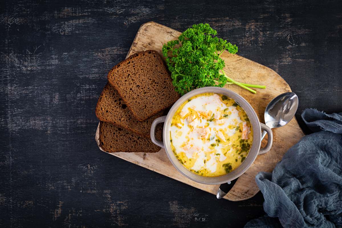 Soupe crémeuse à l’ail rôti du potager – Recette détaillée