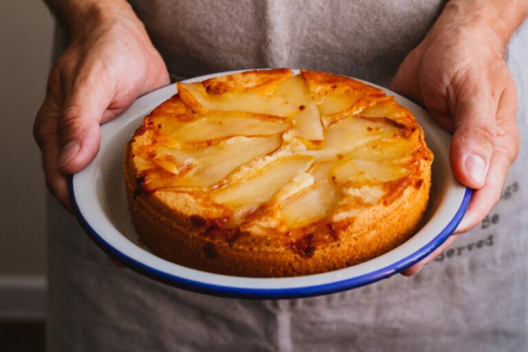 Tarte aux poires ultra fondante : la recette express qui épate