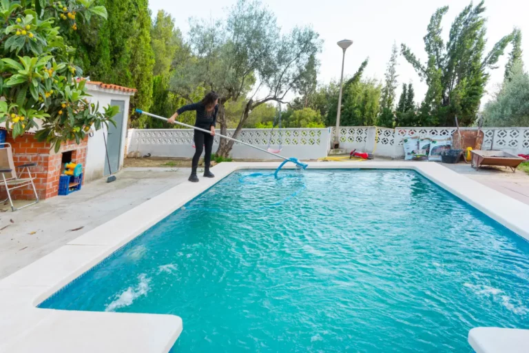 Piscine au sel : quels réglages pour l'hivernage ?